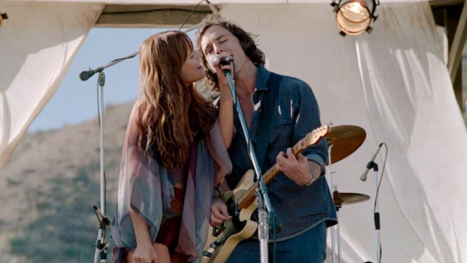 Twee mensen staan samen bij de microfoon.