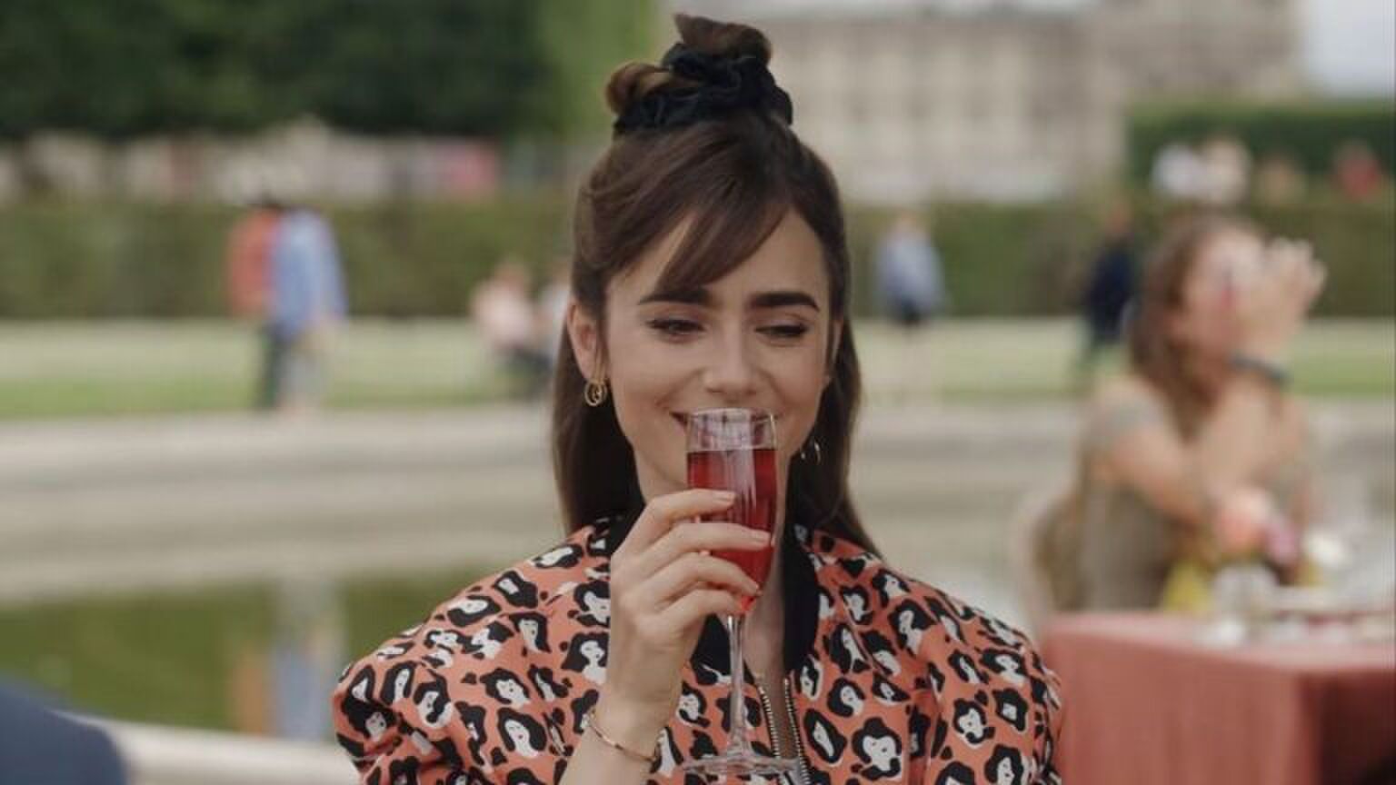 Emily drinkt een zomers drankje.