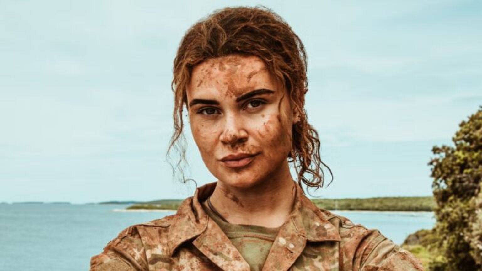 Vrouw met een stoere blik. Ze doet mee aan het programma Special Forces VIPS.