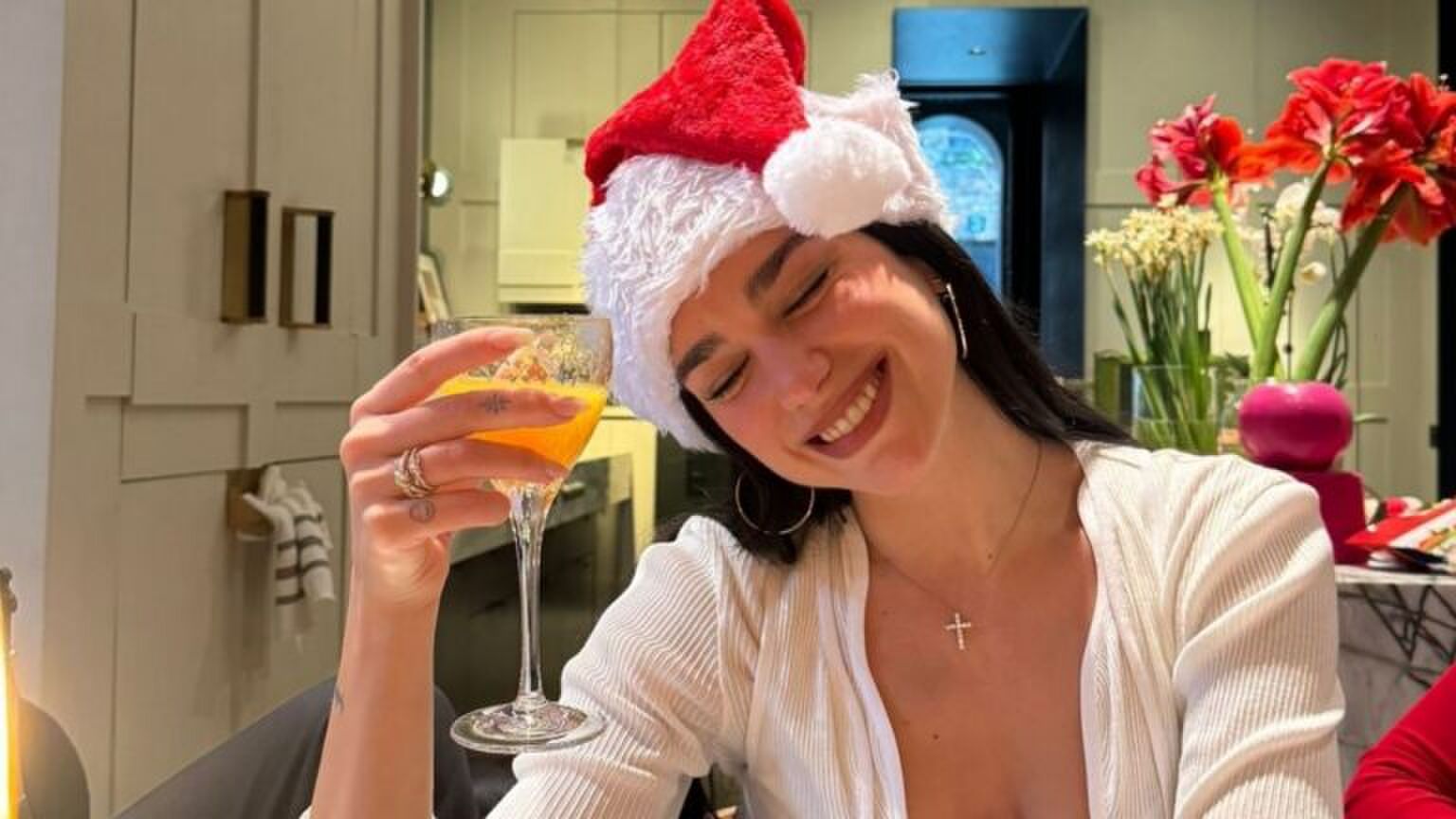 Dua Lipa poseert voor een foto