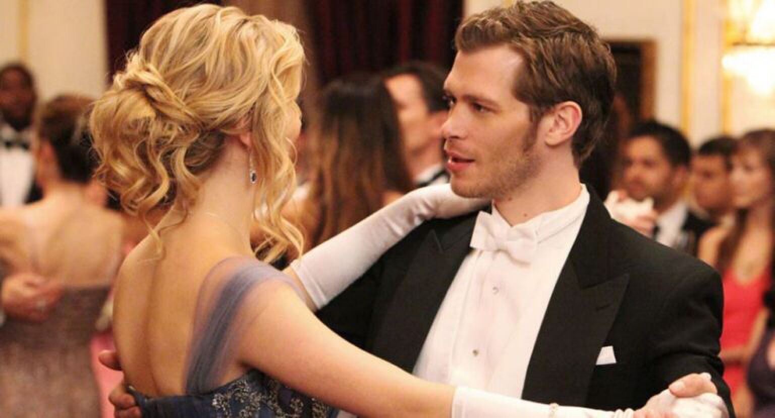 Een man en een vrouw dansen.