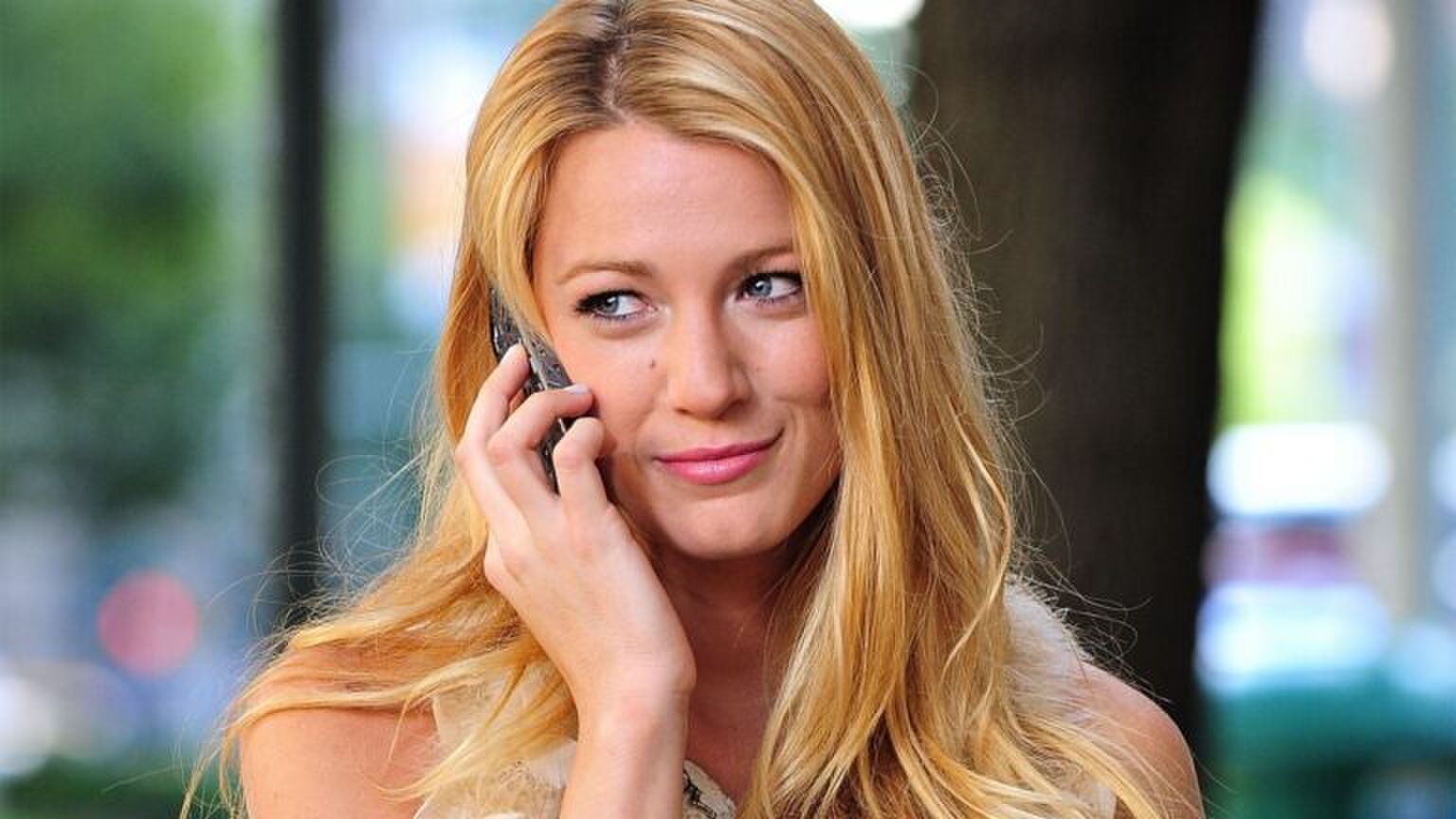 Serena van der Woodsen uit Gossip Girl is aan het bellen.