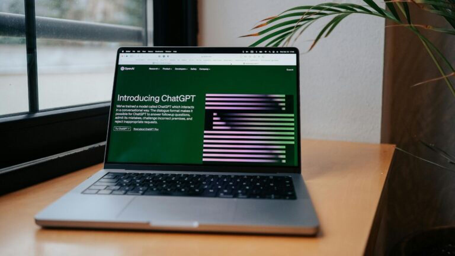 Een laptop waarop ChatGPT open staat.