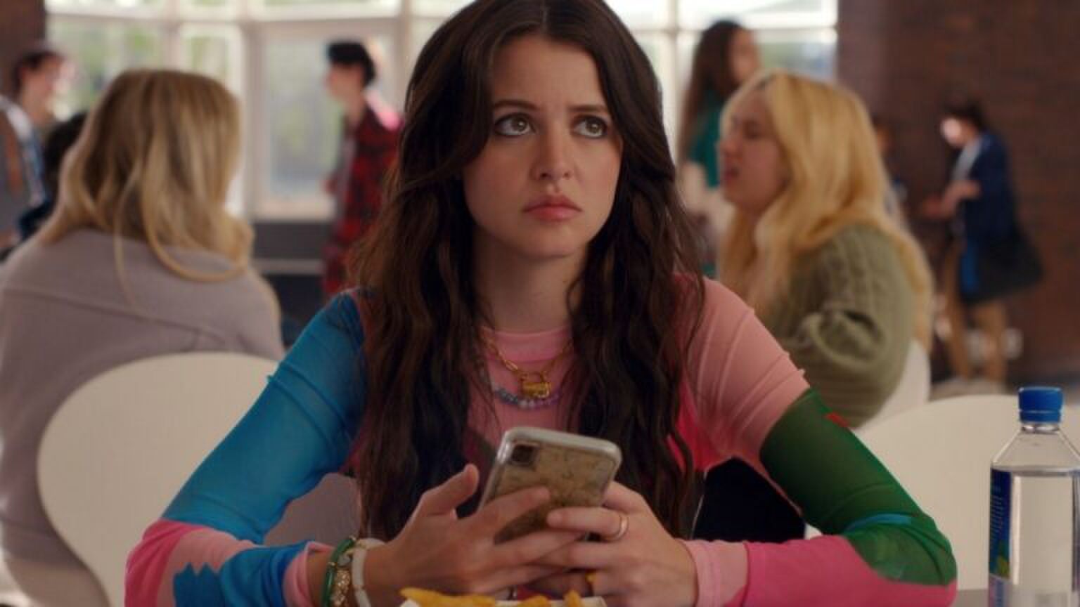 Vrouw kijkt bezorgd naar haar telefoon. Afbeelding uit: Ginny and Georgia.