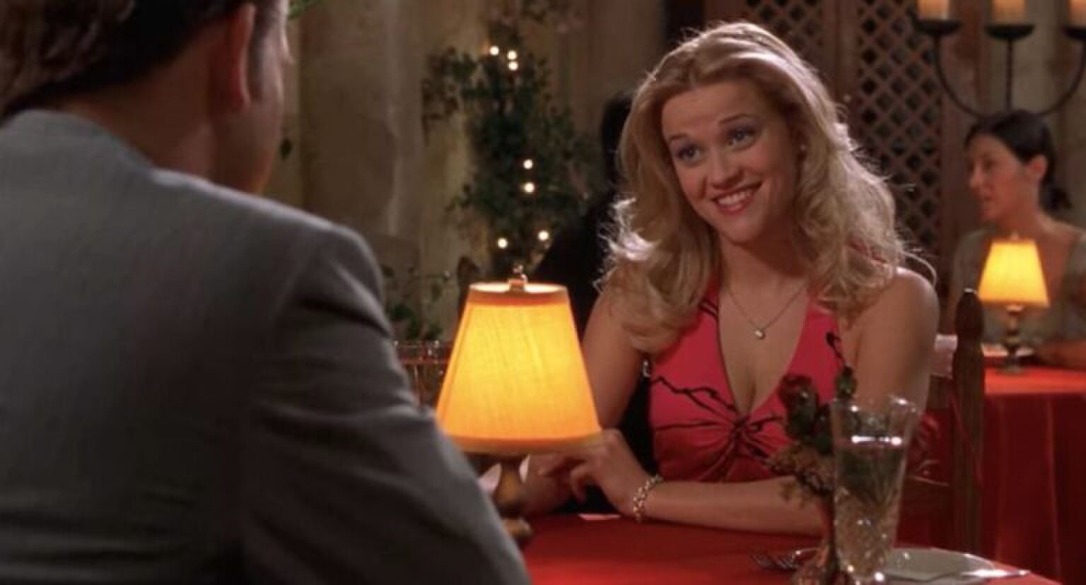 Jongen en meisje zijn uit eten.