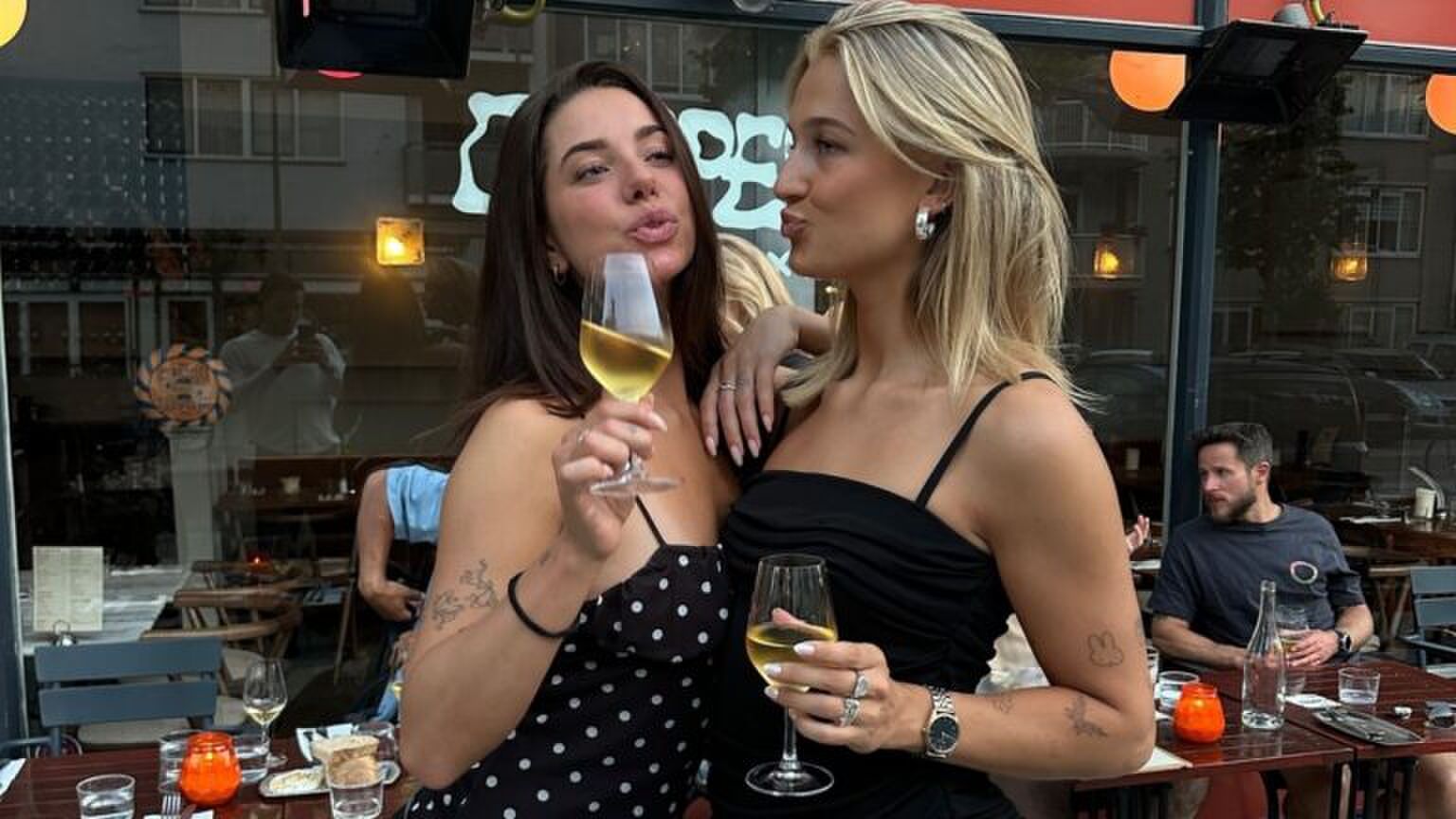 Twee vriendinnen met een glas wijn.