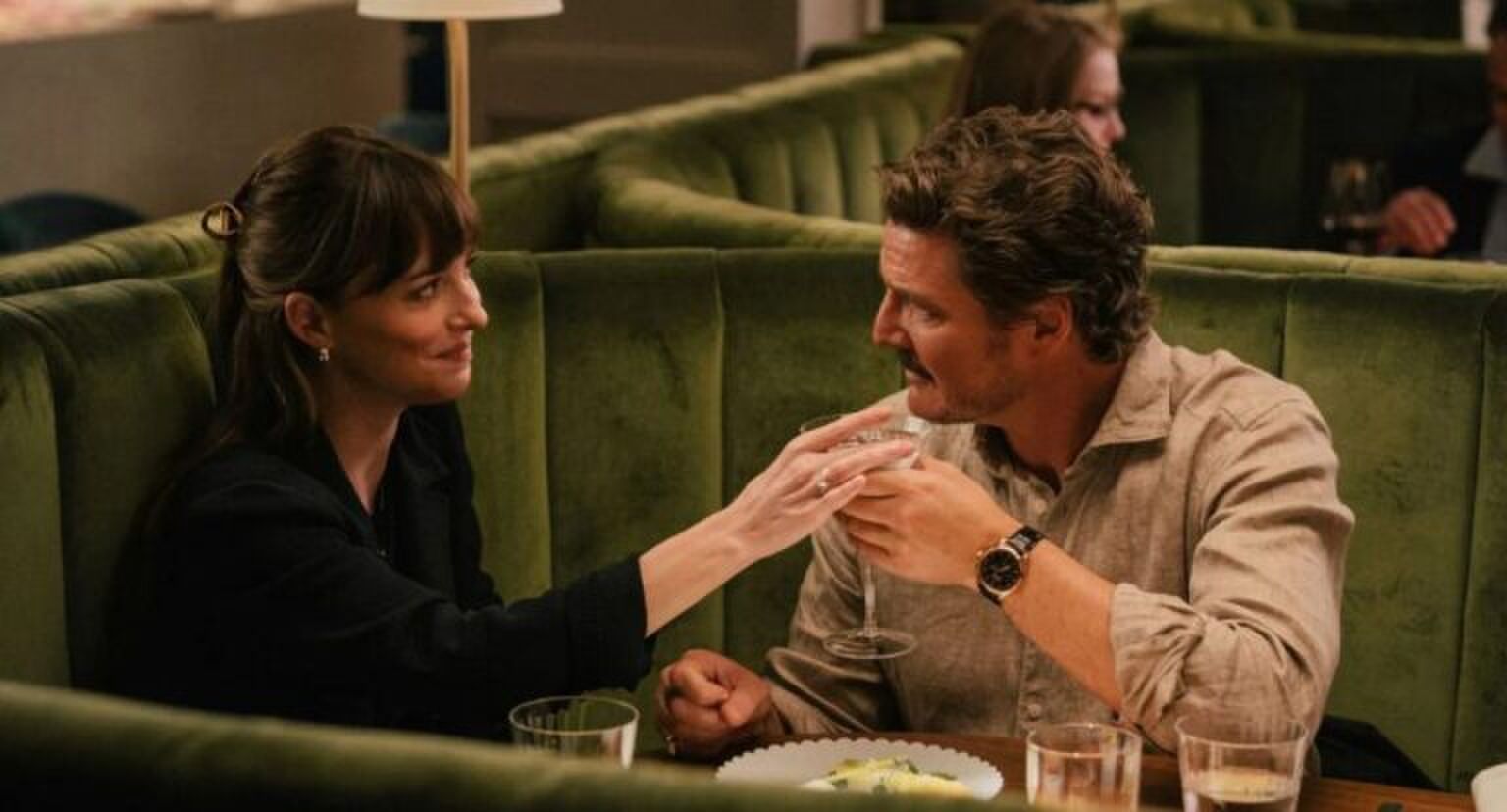 Twee mensen zijn aan het dineren.