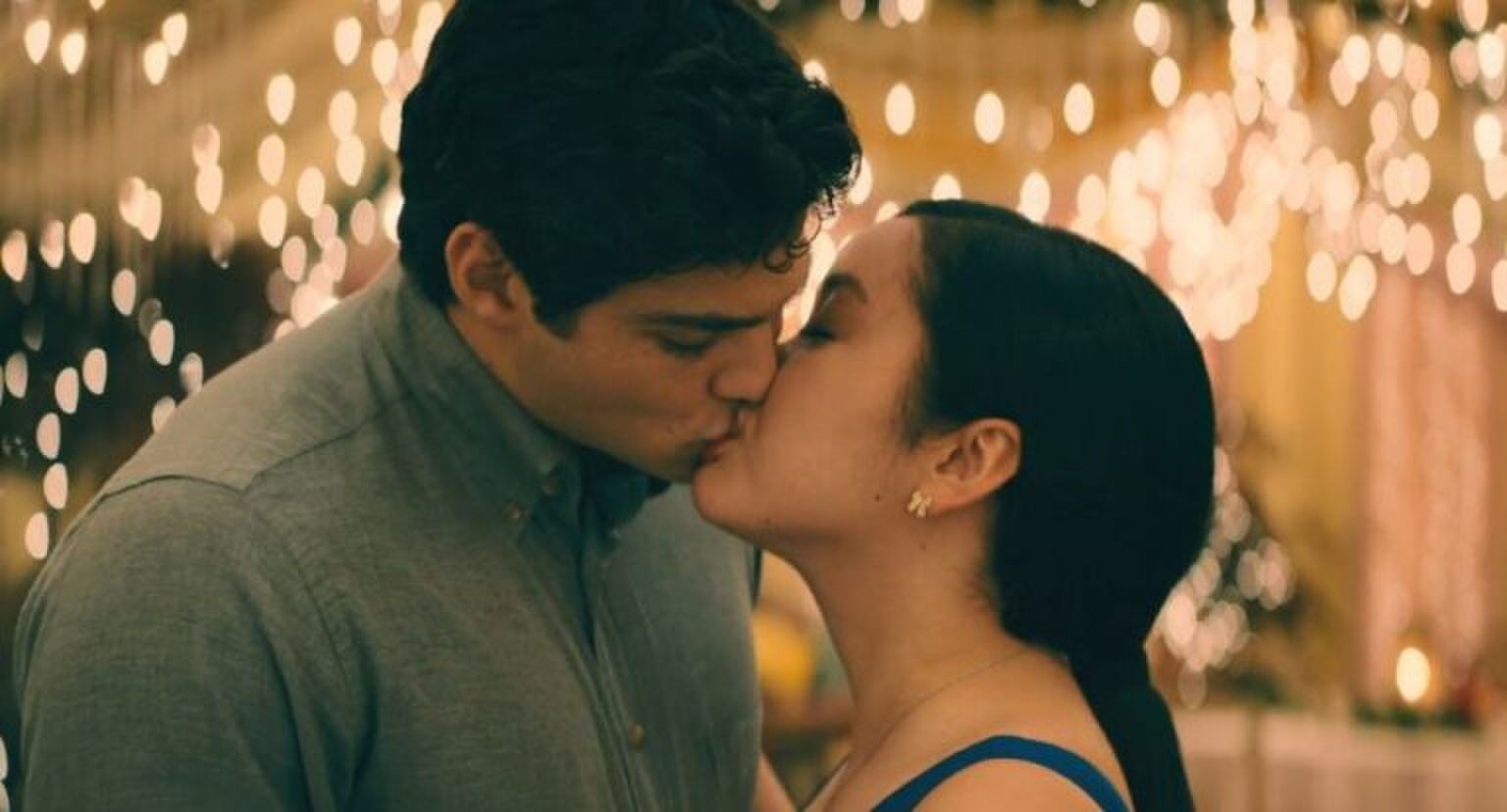 Lara Jean en Peter zoenen.