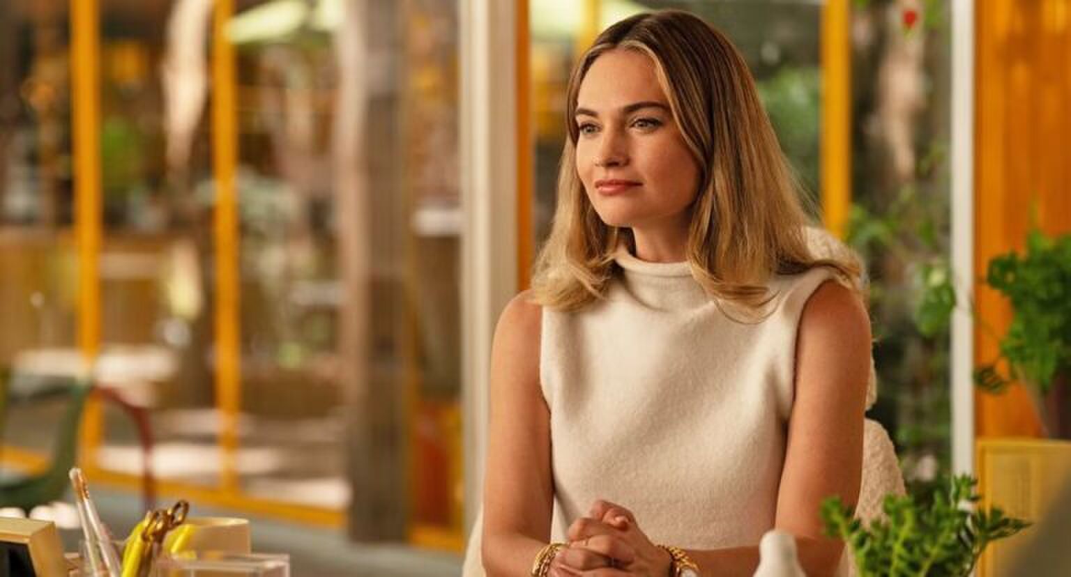 Vrouw zit vastberaden aan haar bureau.