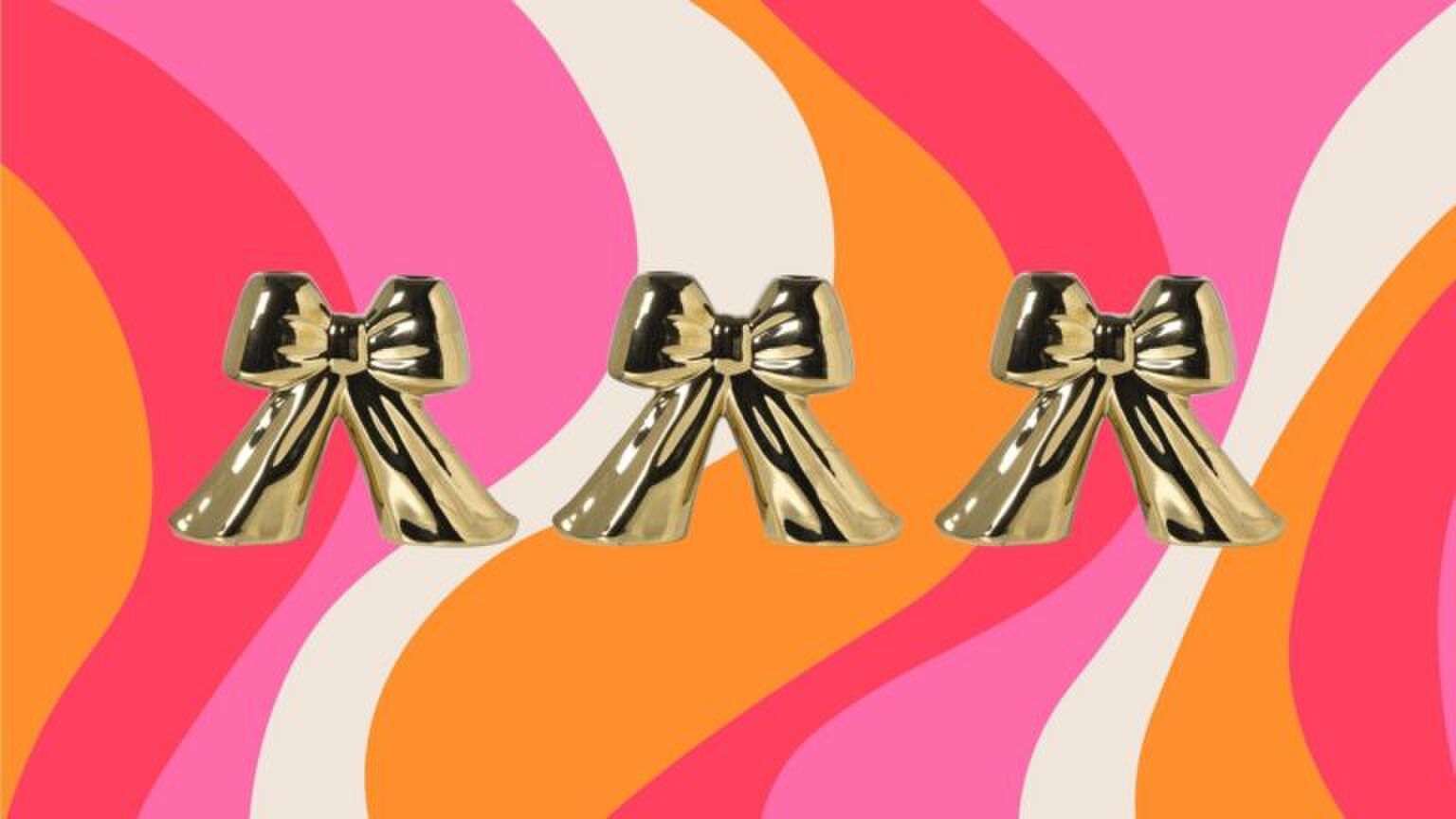 Gouden kandelaar in de vorm van een strik.