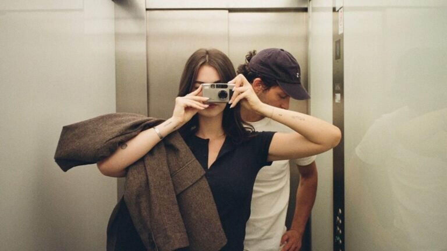 Een meisje maakt foto in de spiegel met haar camera.