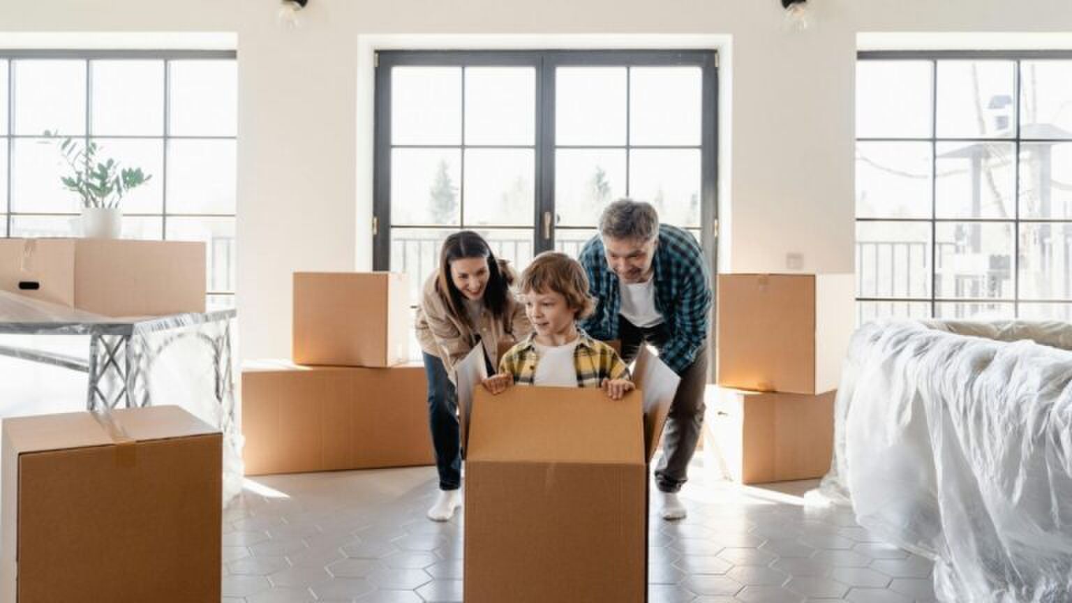 Een gezin pakt de spullen in voor de verhuizing.