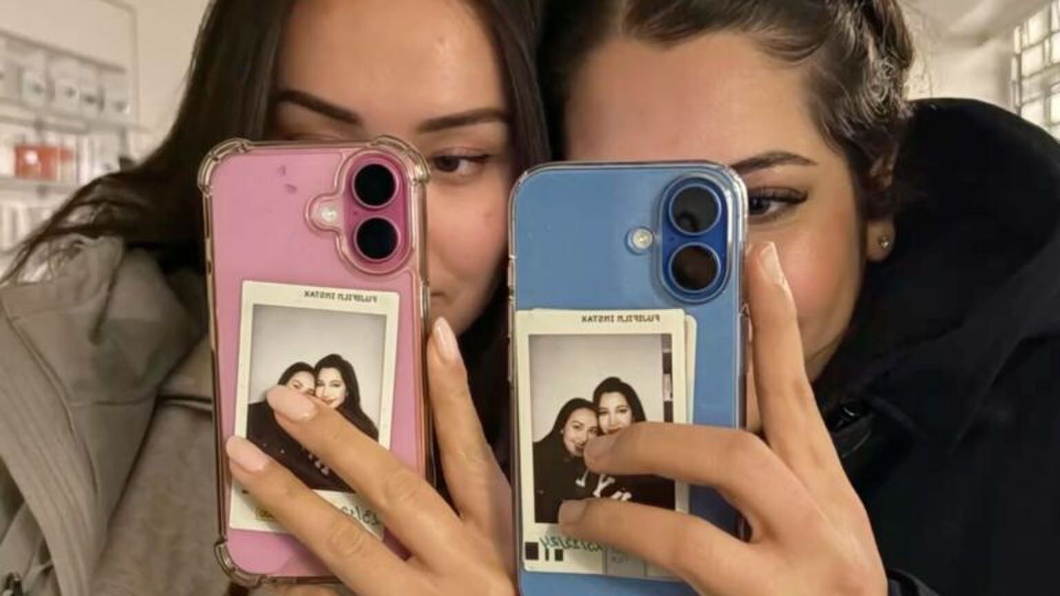 Twee meiden met verschillende kleuren iPhone.