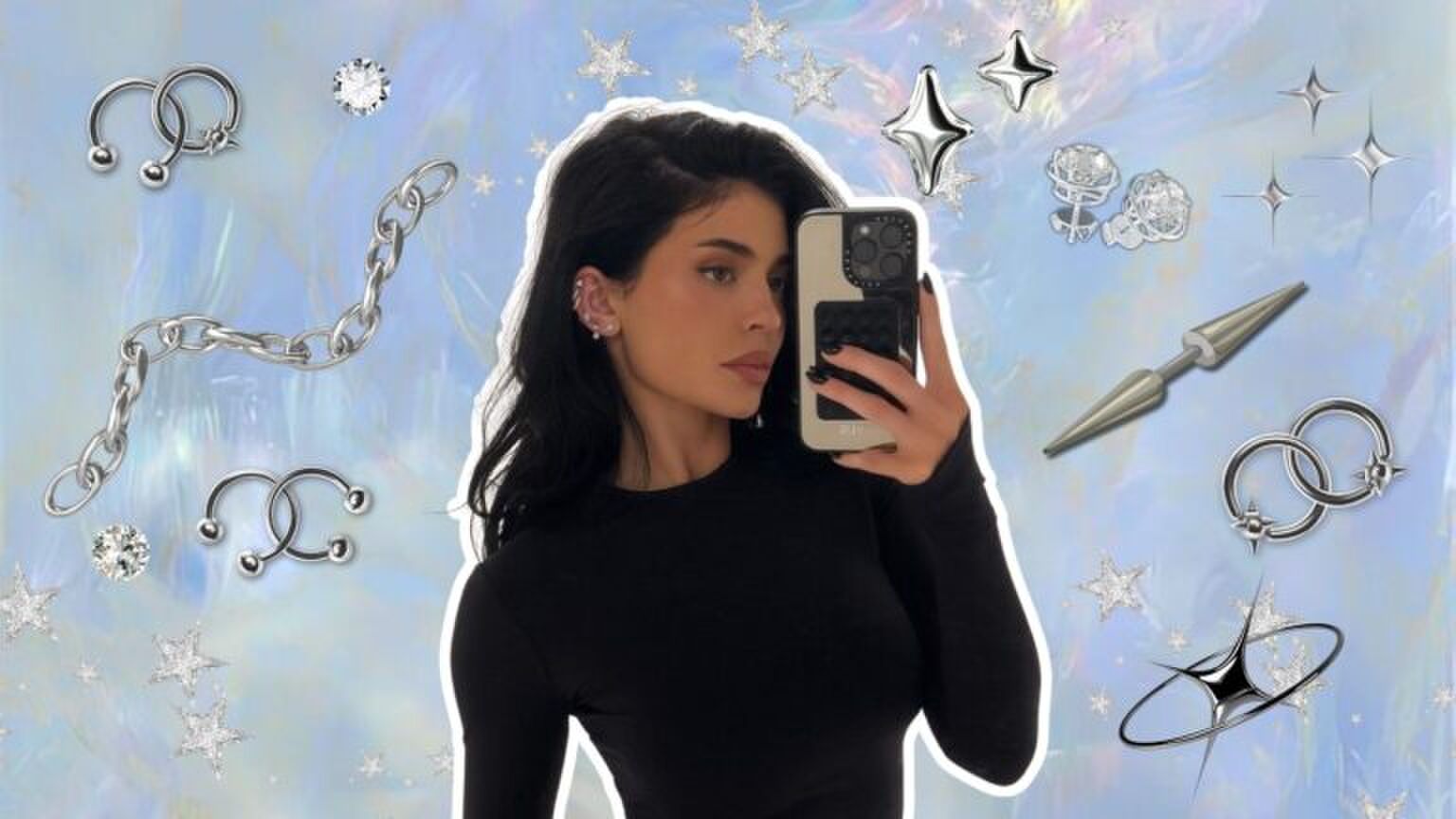 Een vrouw maakt een spiegelselfie. Ze is omringt met verschillende soorten piercings. Foto van Kylie Jenner.