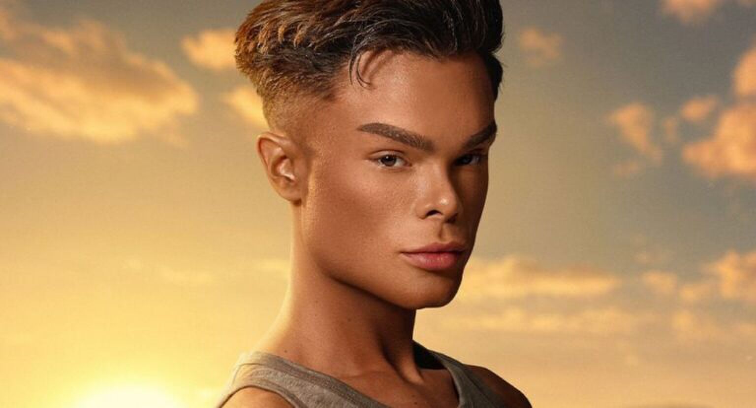 Jongen kijkt strak de camera in.