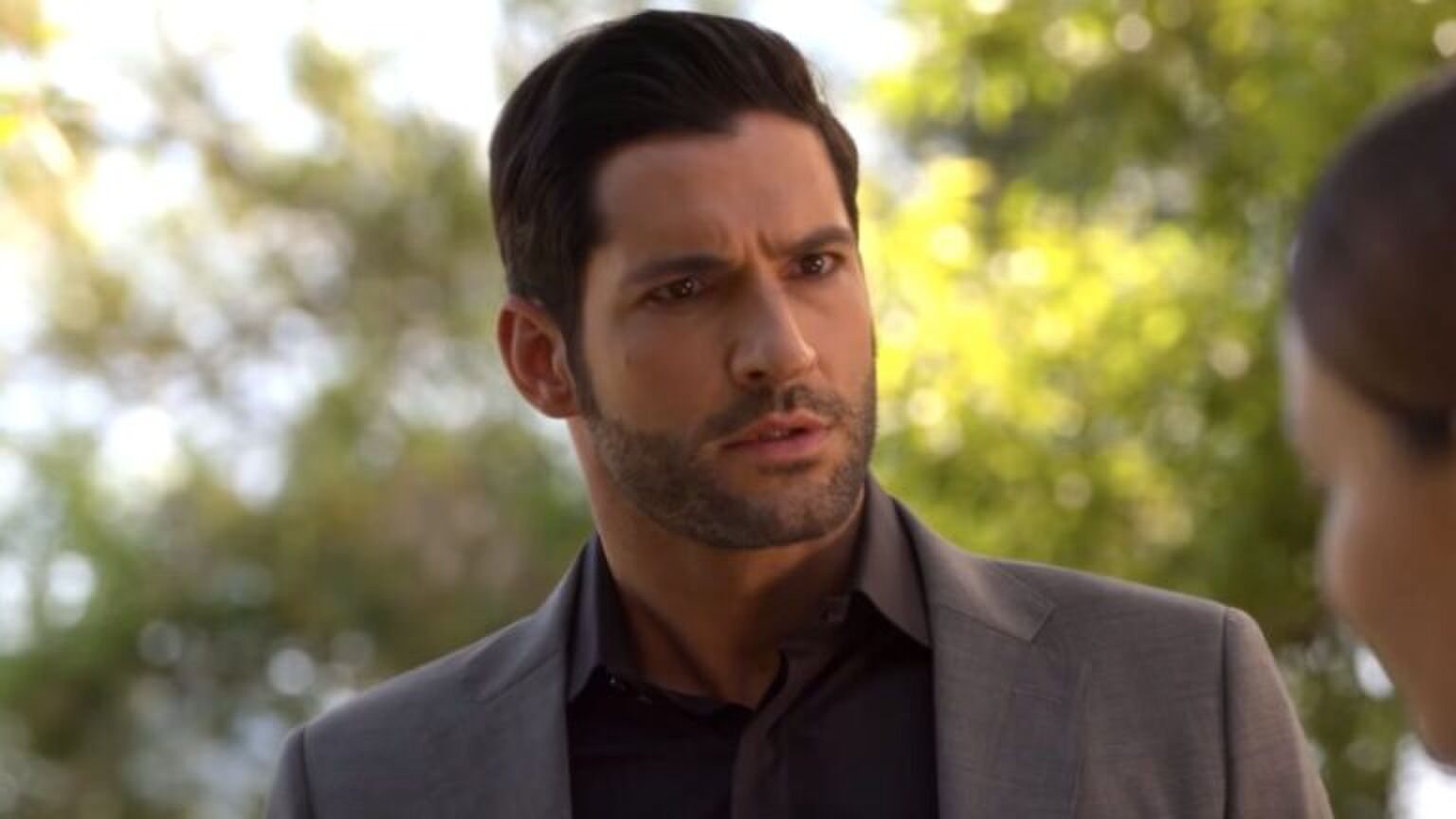 Een man kijkt verbaasd voor zich uit.