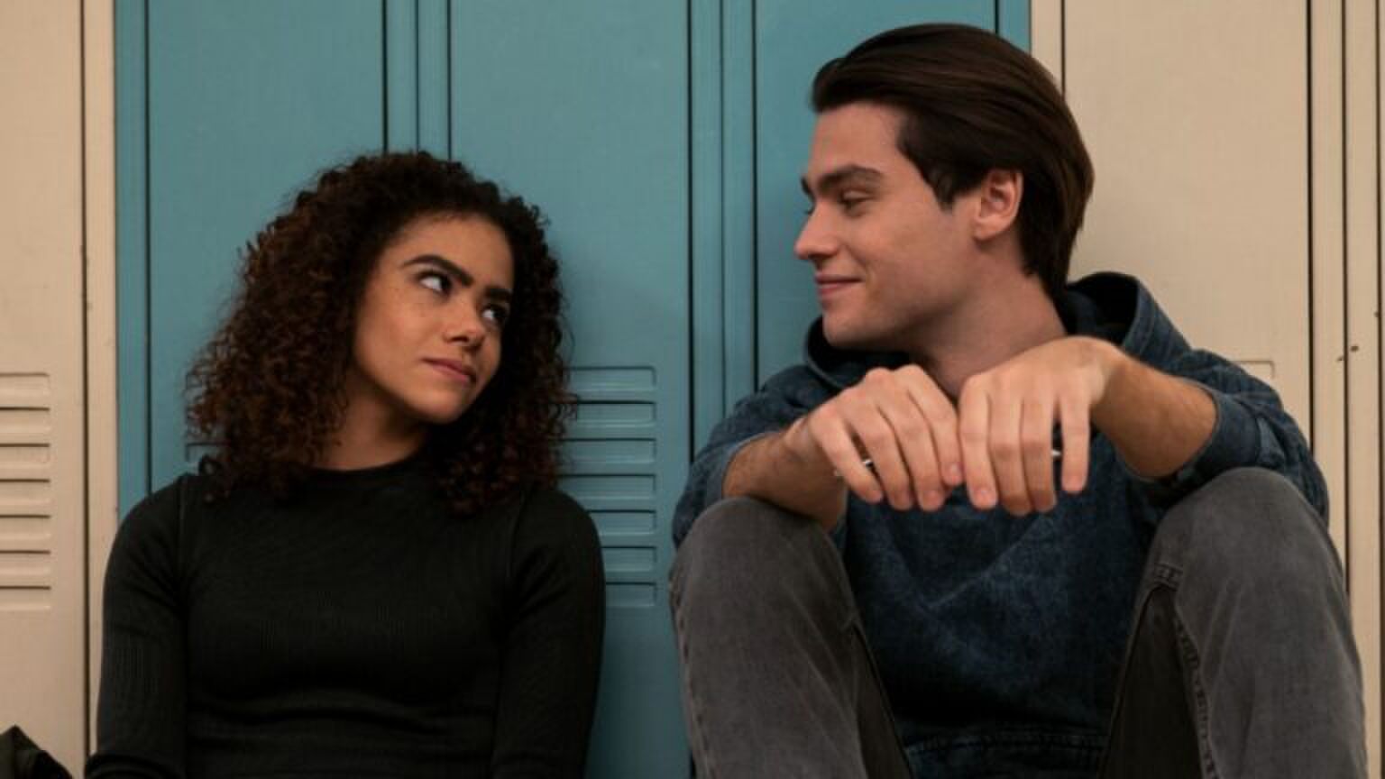 Jongen kijkt verliefd naar meisje. Ginny and Georgia.