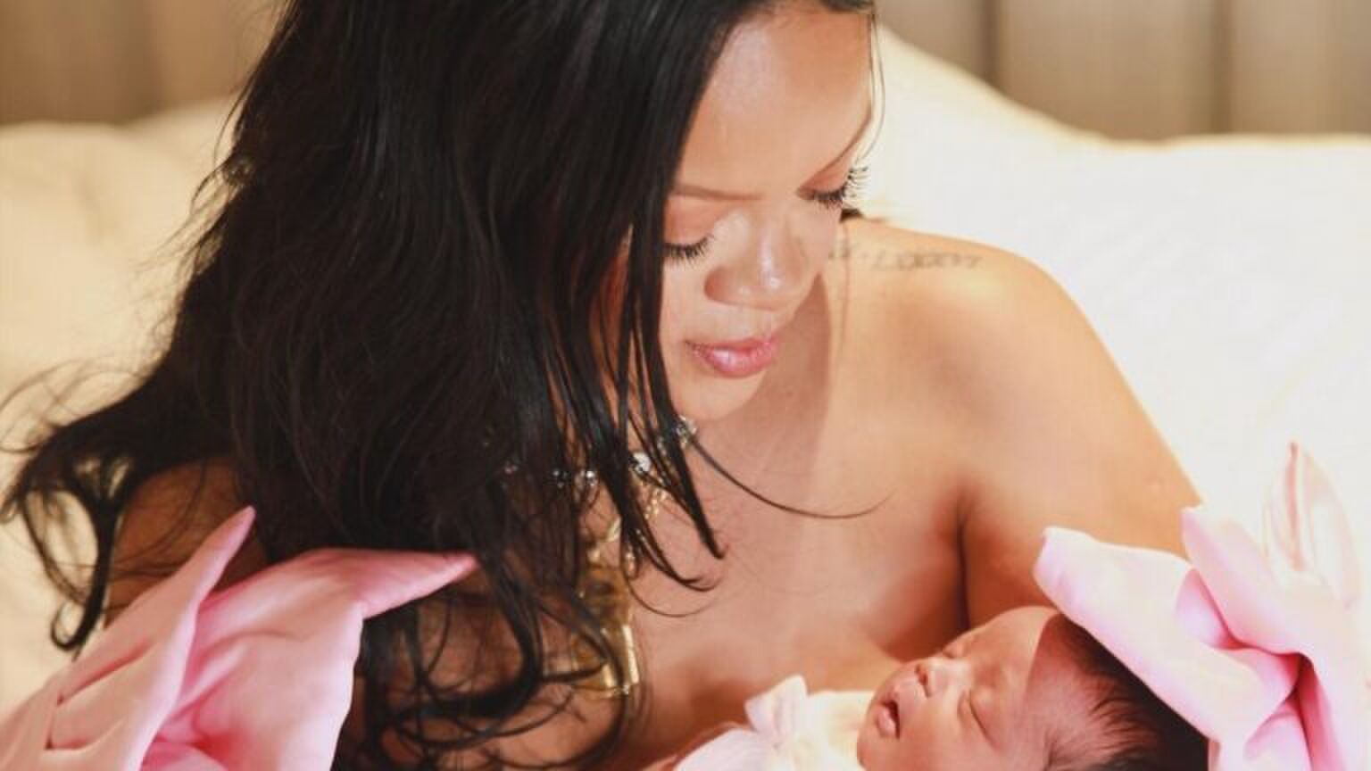 Rihanna met haar pasgeboren baby.