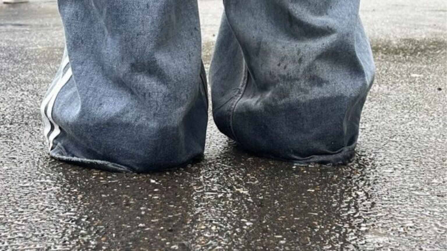 Foto van natte broekspijpen.