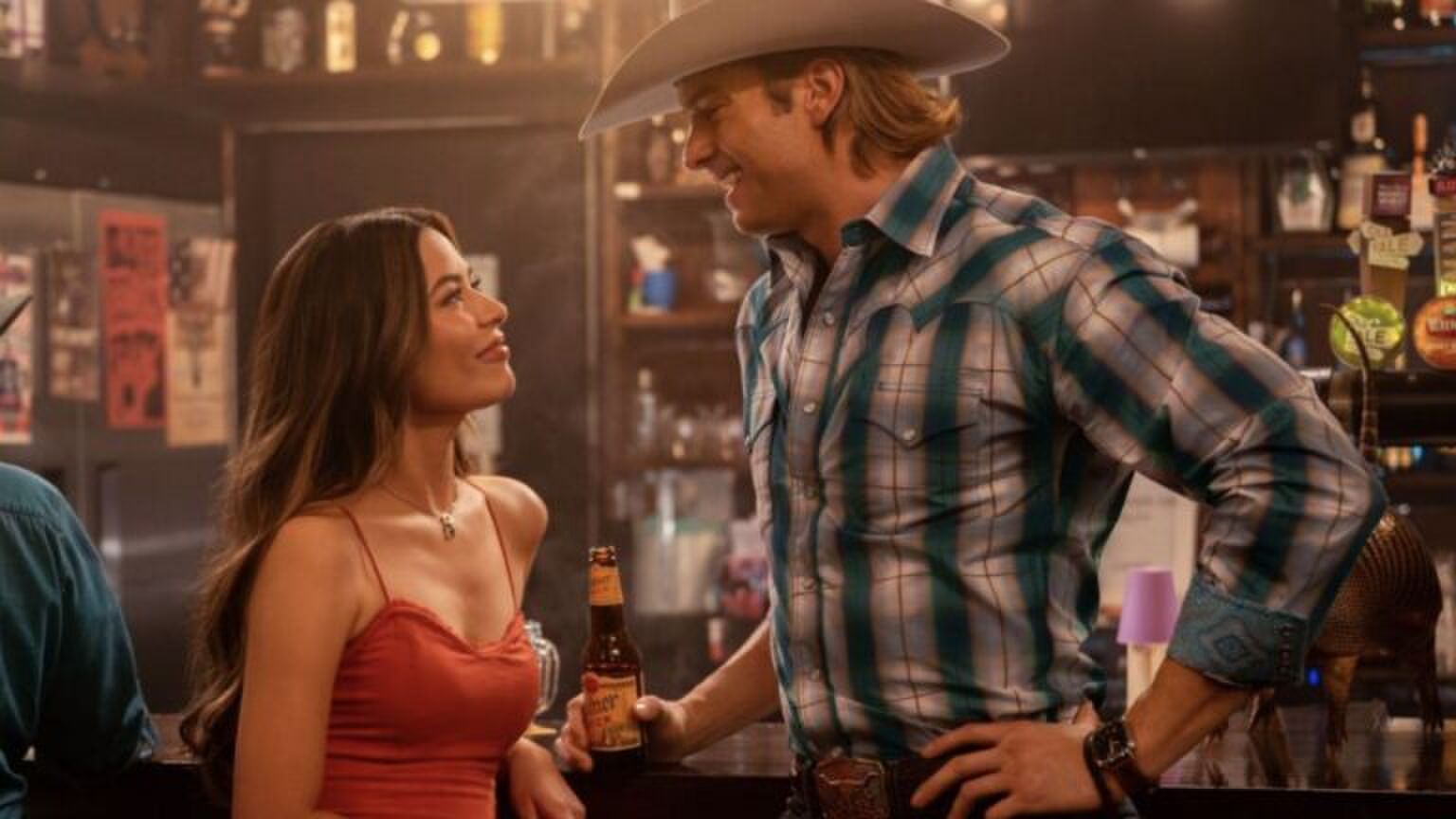 Vrouw en man kijken verliefd naar elkaar. The Wrong Paris.