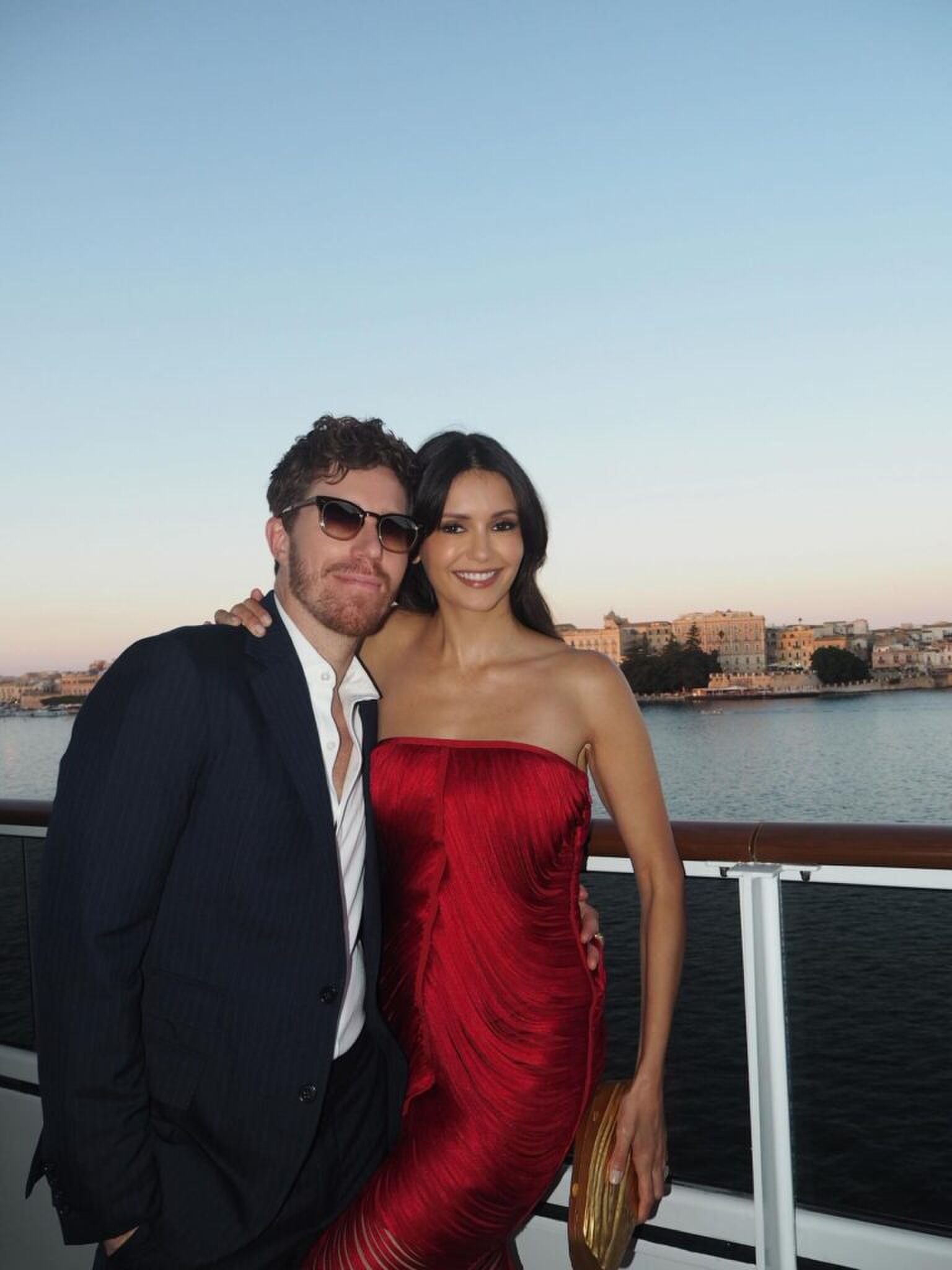 Nina Dobrev en haar ex-verloofde Shaun White poseren voor een foto