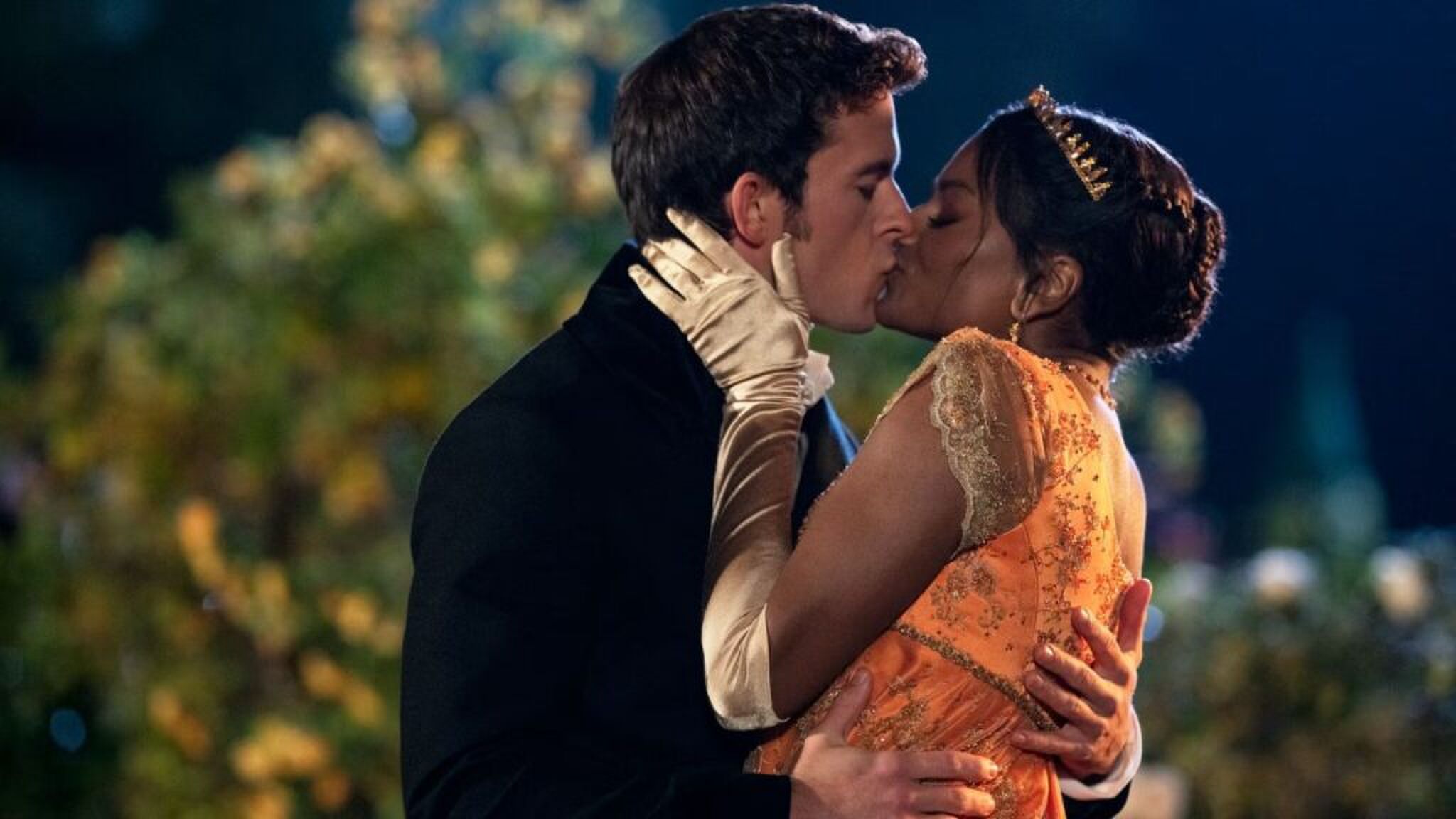 Twee Bridgerton-karakters zijn aan het zoenen.