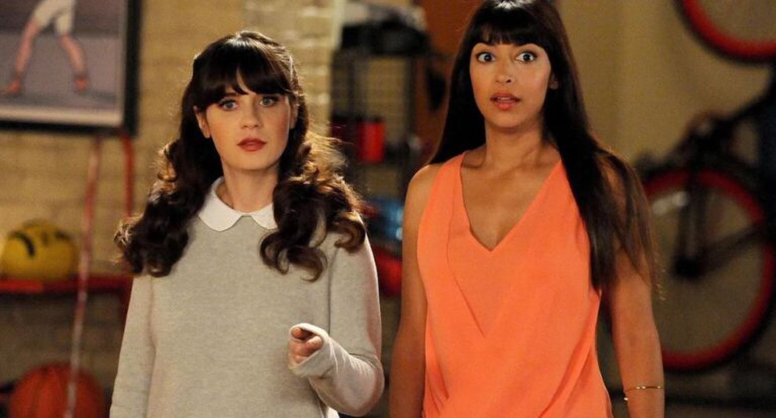 Vriendinnen staan naast elkaar.