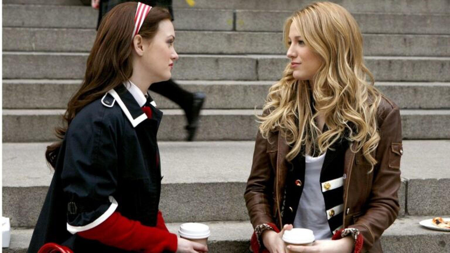 Blair en Serena van Gossip Girl kletsen met elkaar