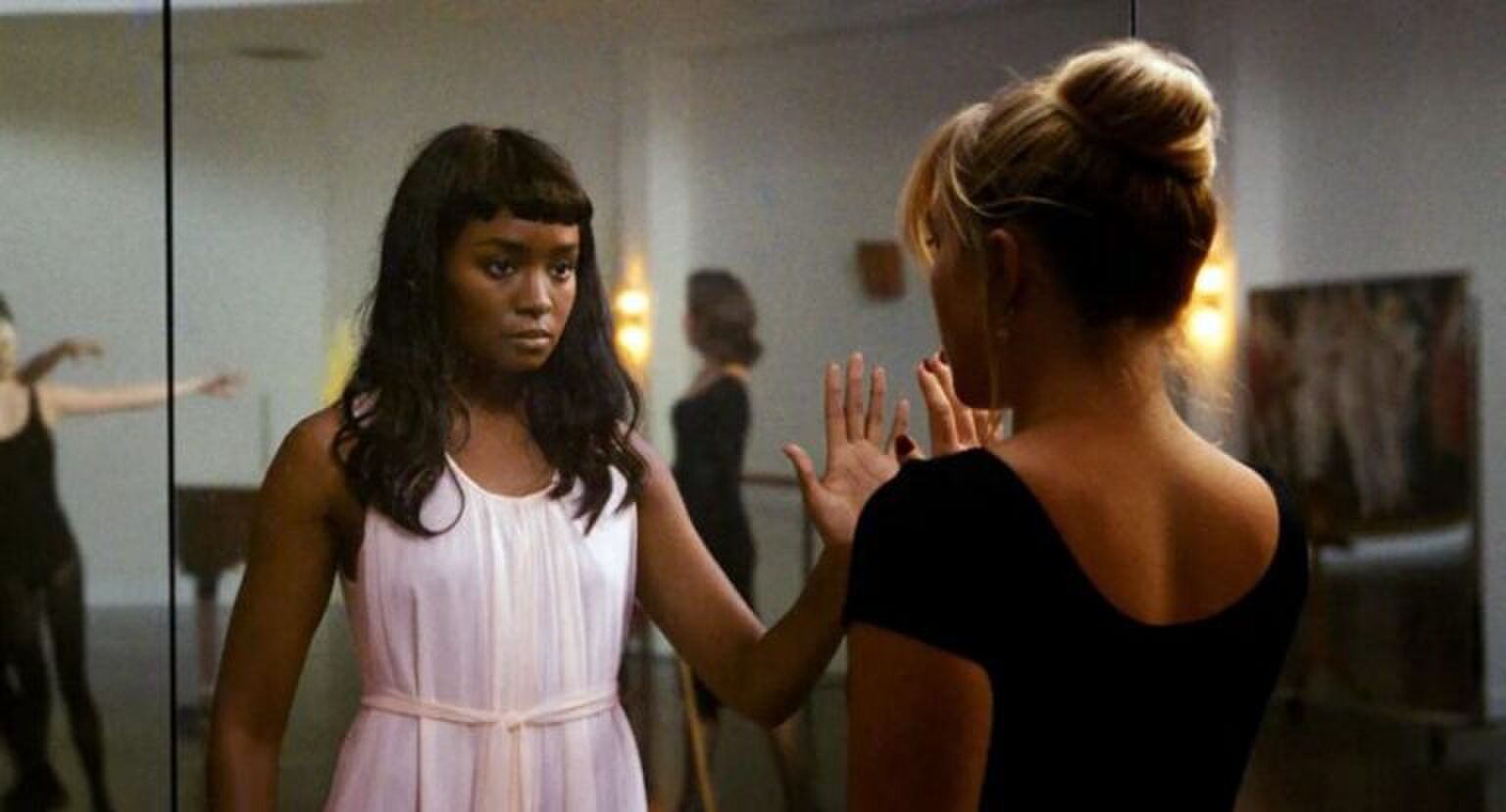 Twee vrouwen staan tegenover elkaar.