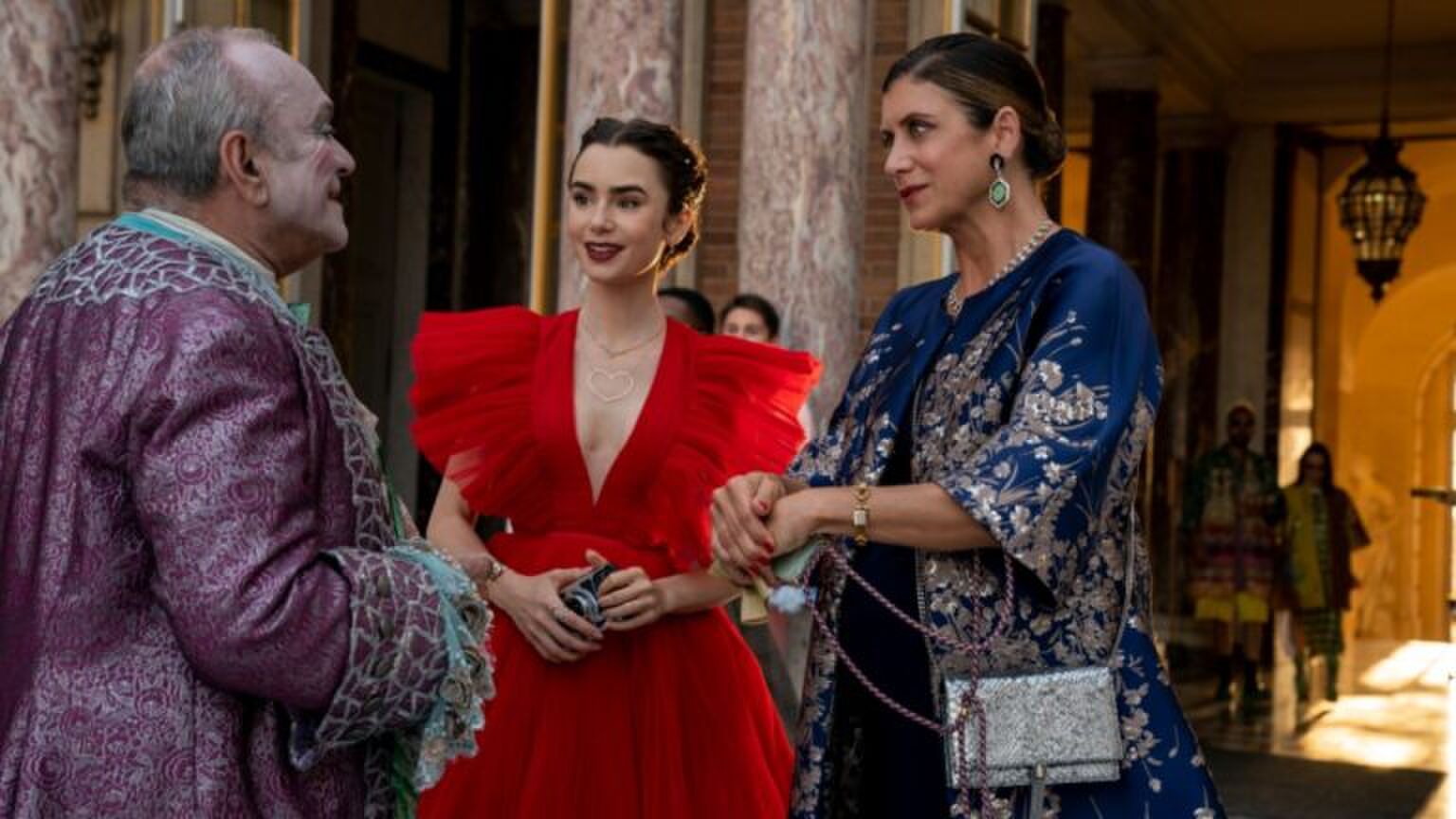 Emily in een rode jurk.