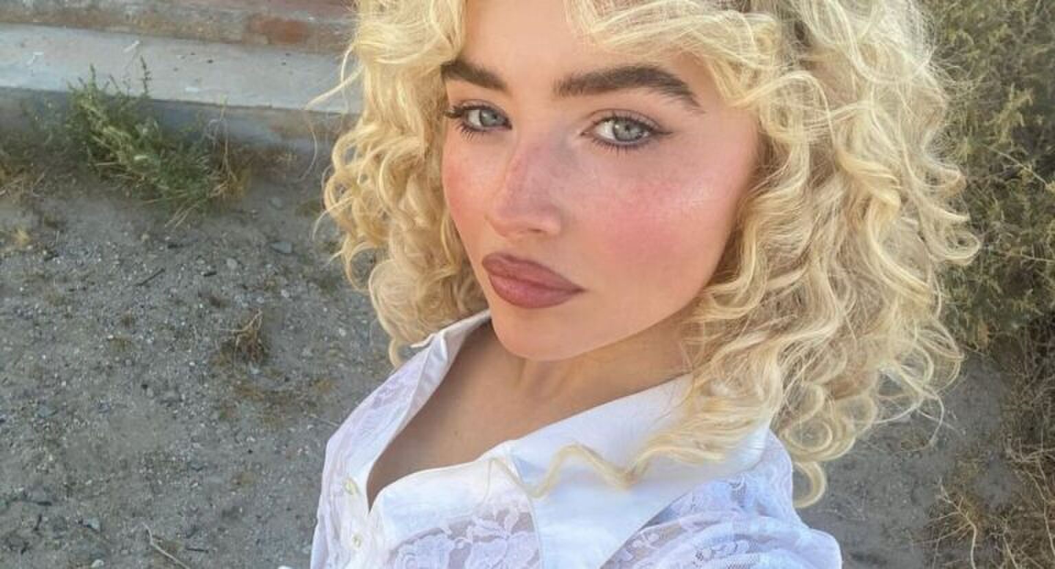 Vrouw maakt een selfie.