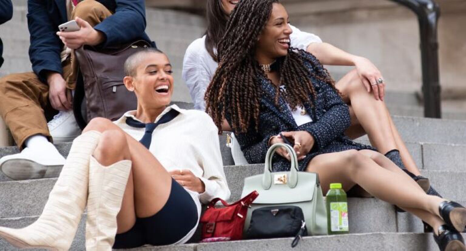 Meisjes zitten op een trap.