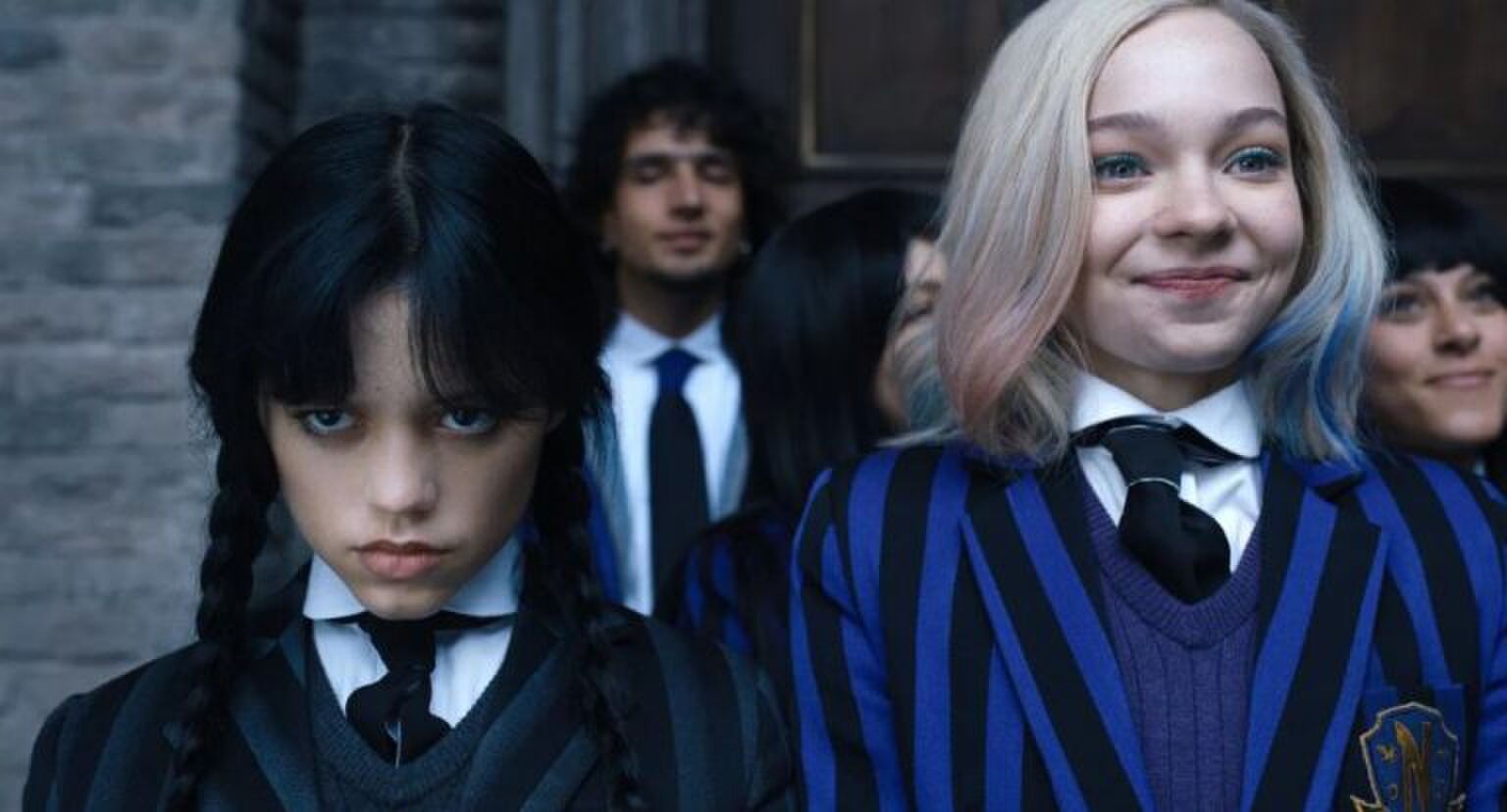 Wednesday en Enid in de serie Wednesday.