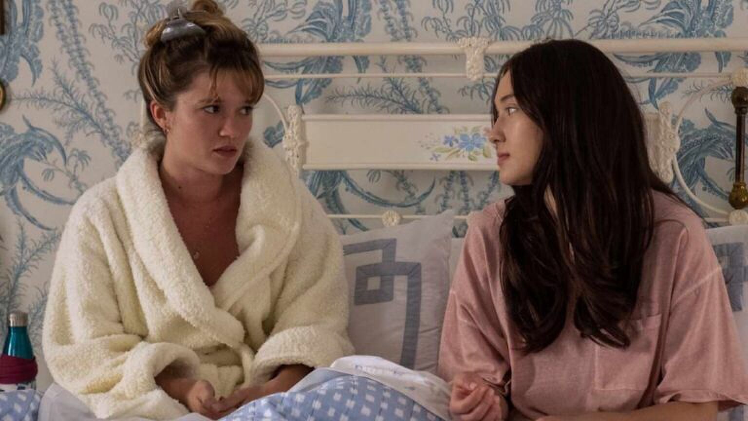 Belly en Taylor van The Summer I Turned Pretty zitten samen in bed.