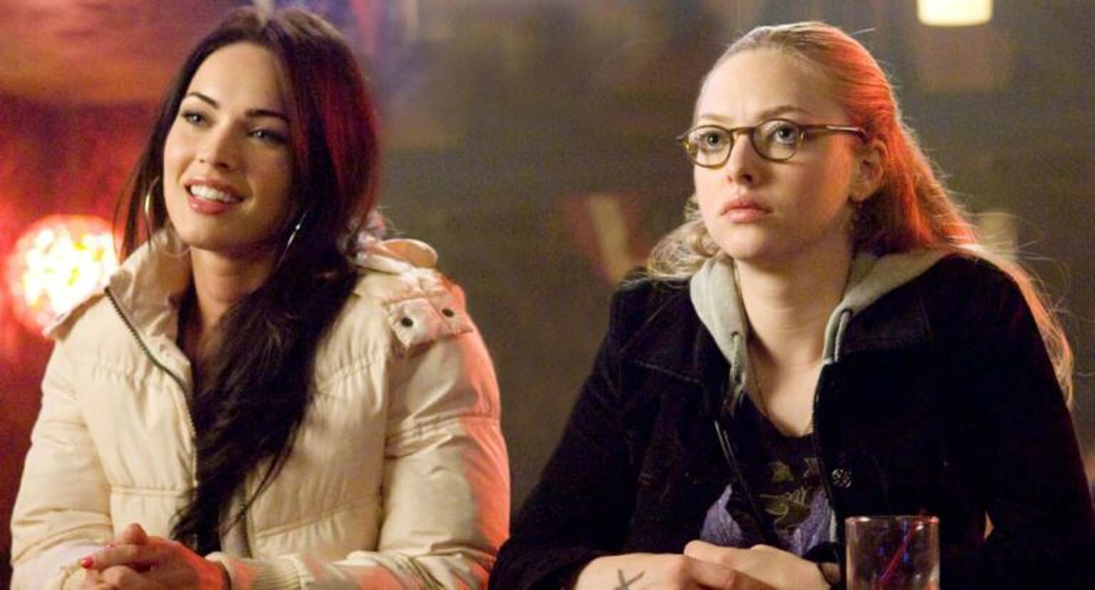 Twee meisjes zitten naast elkaar.