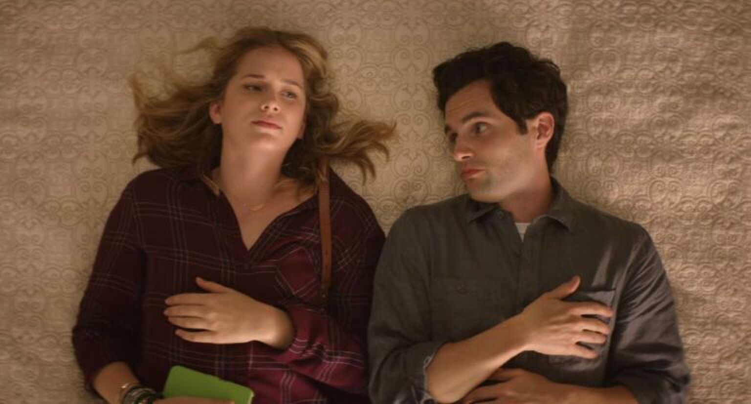 Een man en een vrouw liggen op hun rug naast elkaar.