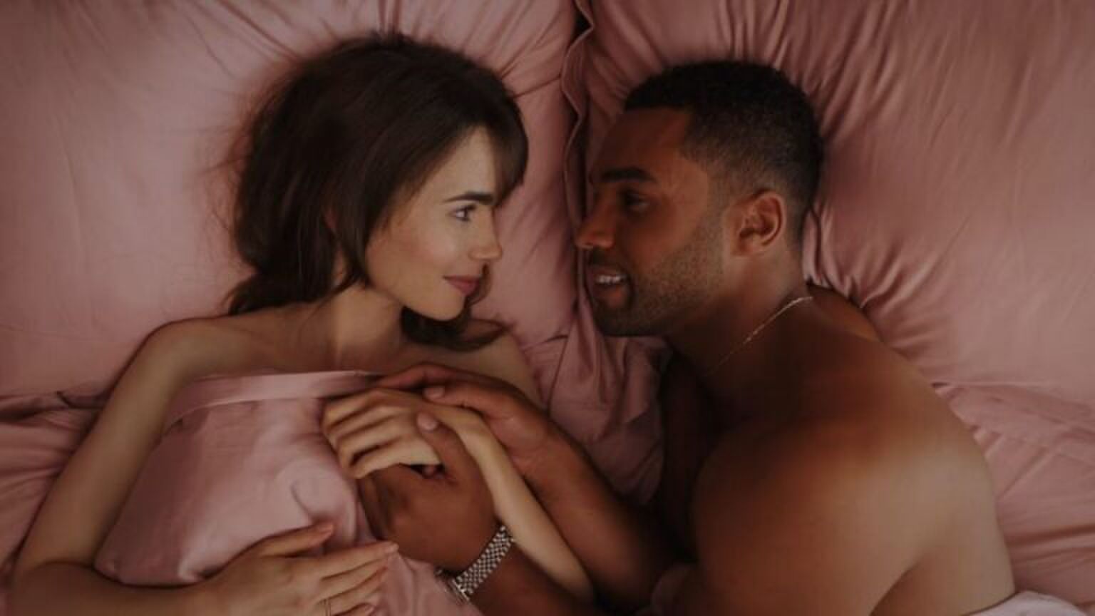 Alfie en Emily uit Emily in Paris in bed.