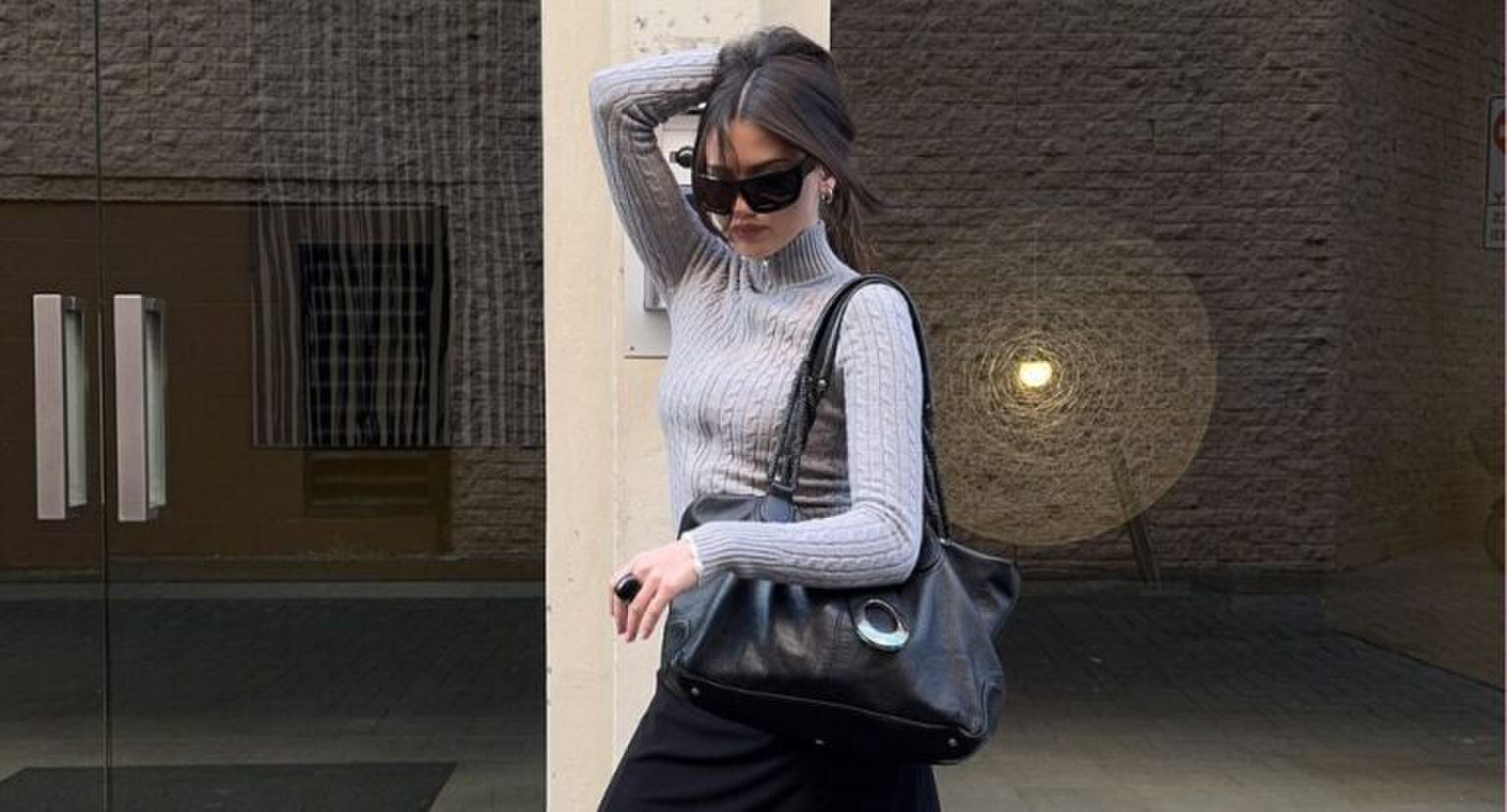 Vrouw poseert in een turtleneck.