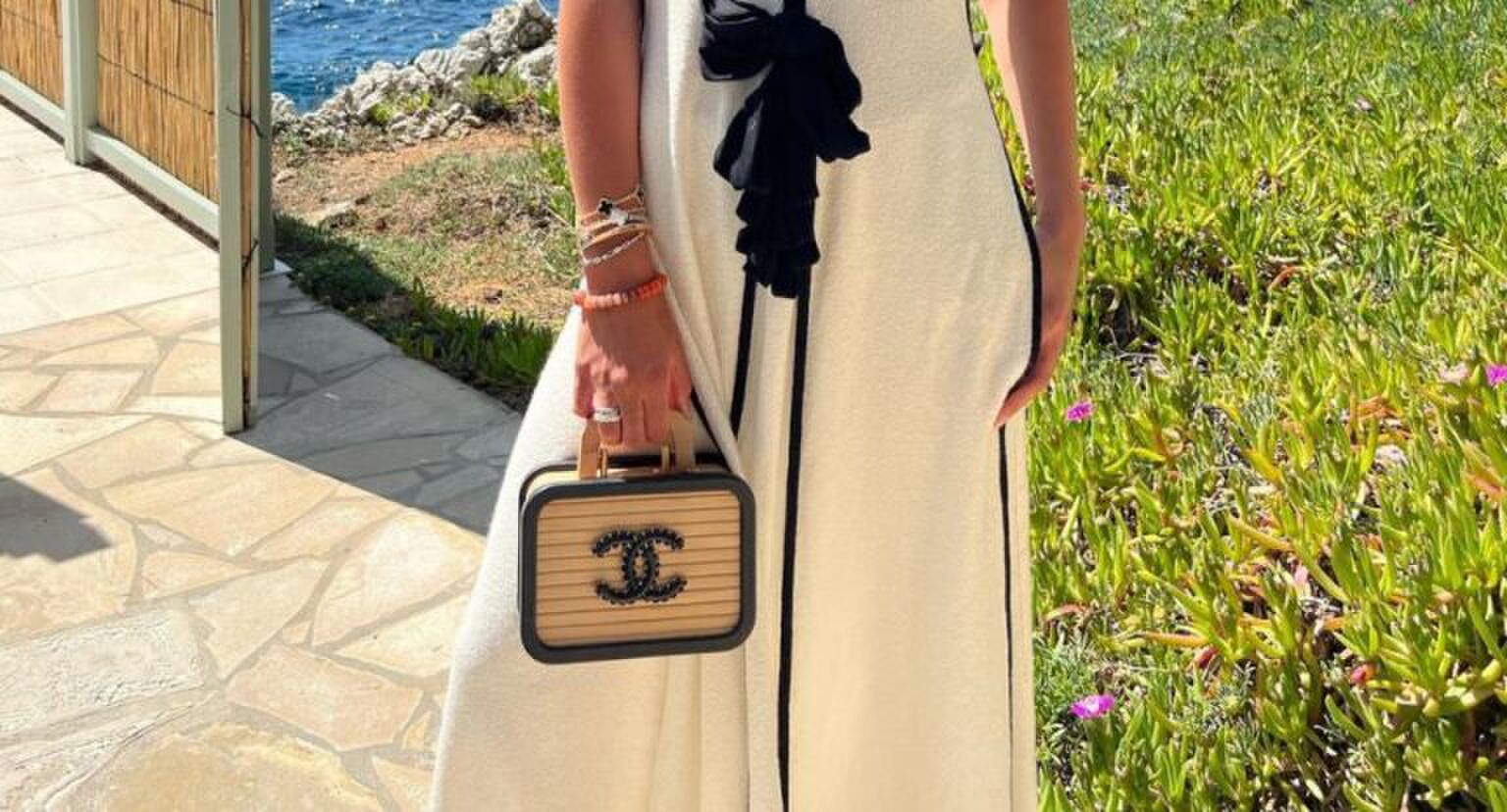 Vrouw in lange jurk met een vanity case.