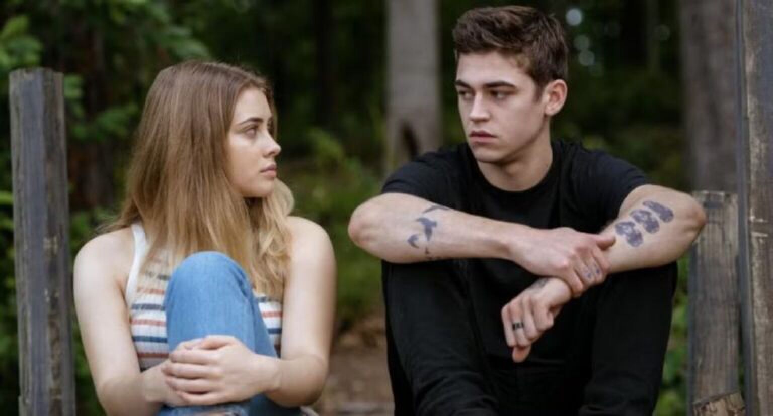 Een jongen en een meisje zitten naast elkaar.