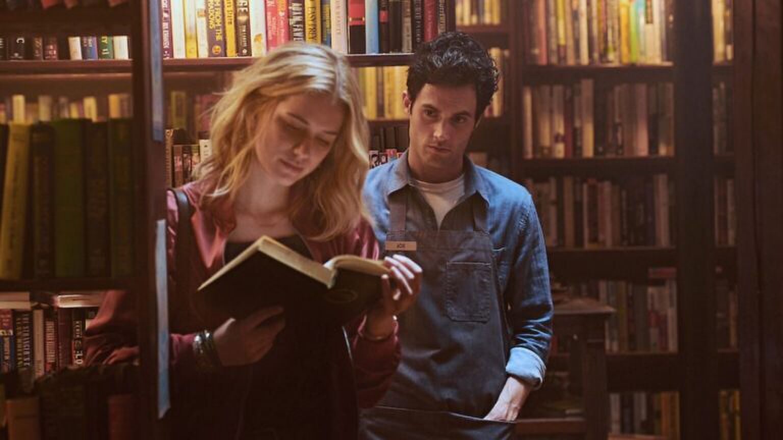 Beck en Joe uit You in de boekenwinkel