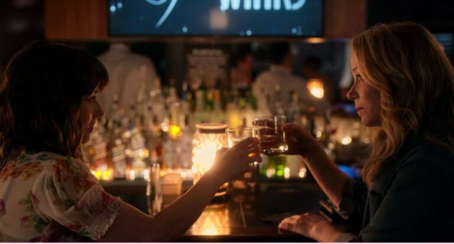 Twee vrouwen proosten.