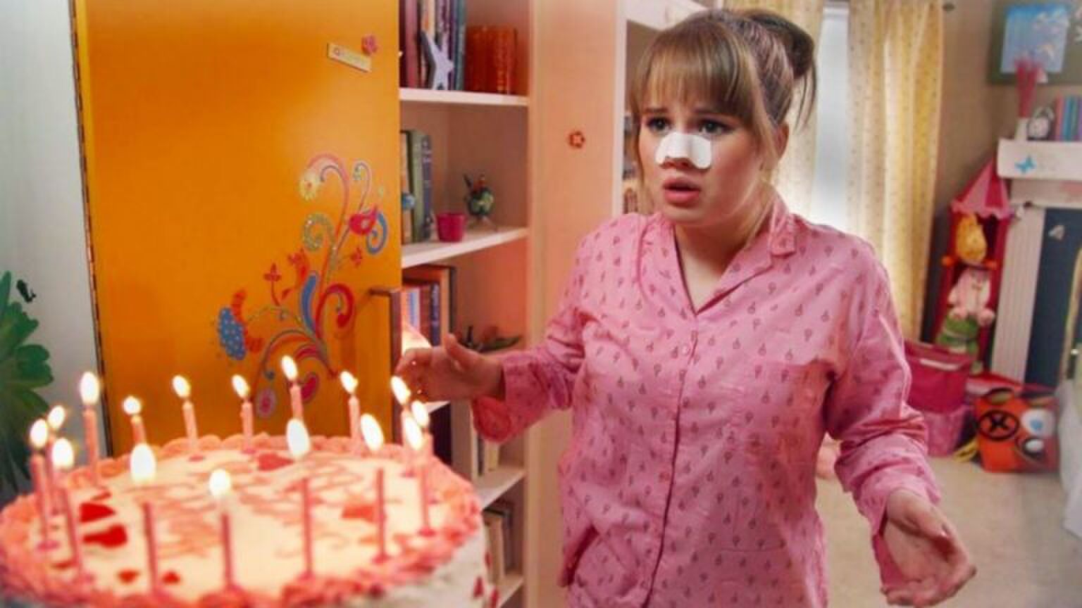 Vrouw kijkt bang naar verjaardagstaart 16 wishis.