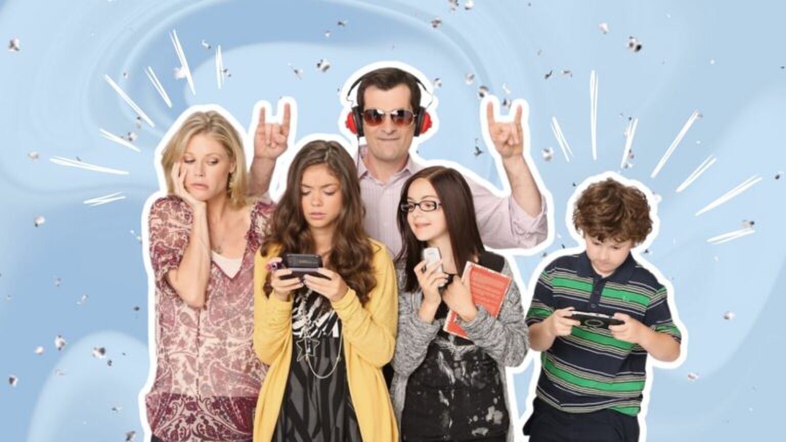 Een familie van vijf staat voor een blauwe achtergrond. Foto uit: Modern Family.