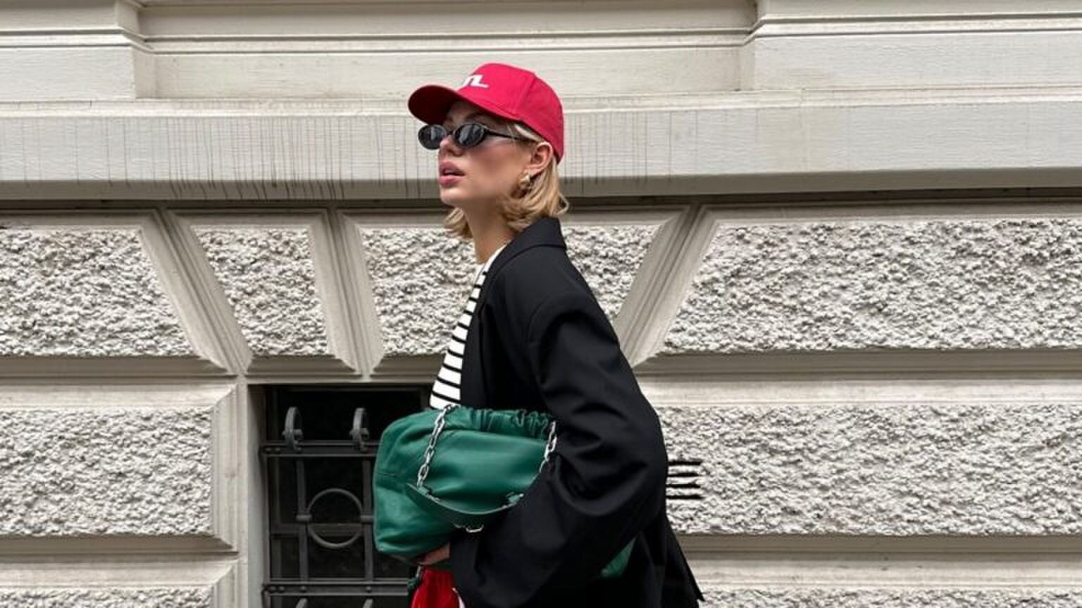 Een jonge vrouw met kort haar.