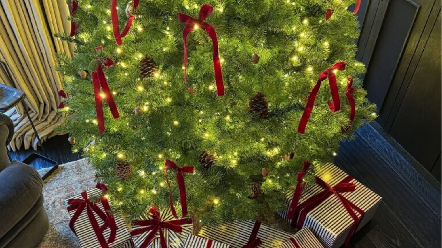 Een kerstboom met cadeautjes eronder.