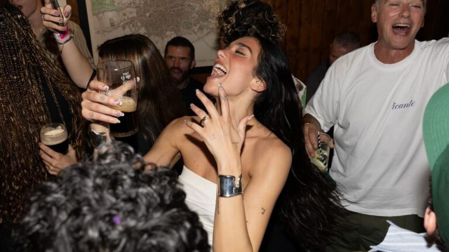 Dua Lipa aan het dansen op een feest