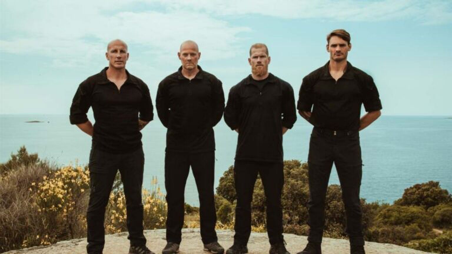 Castfoto van de stad vanSpecial Forces VIPS. Ze kijken heel stoer en streng voor zich uit.