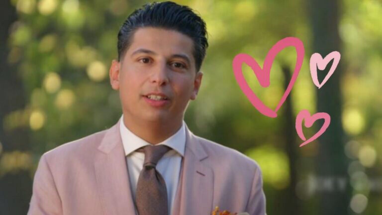 Deelnemer Joey van Married at First Sight wordt geinterviewd.