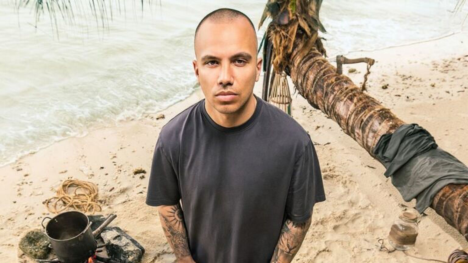 Deelnemer van Expeditie Robinson, Nordin, kijkt stoer omhoog.